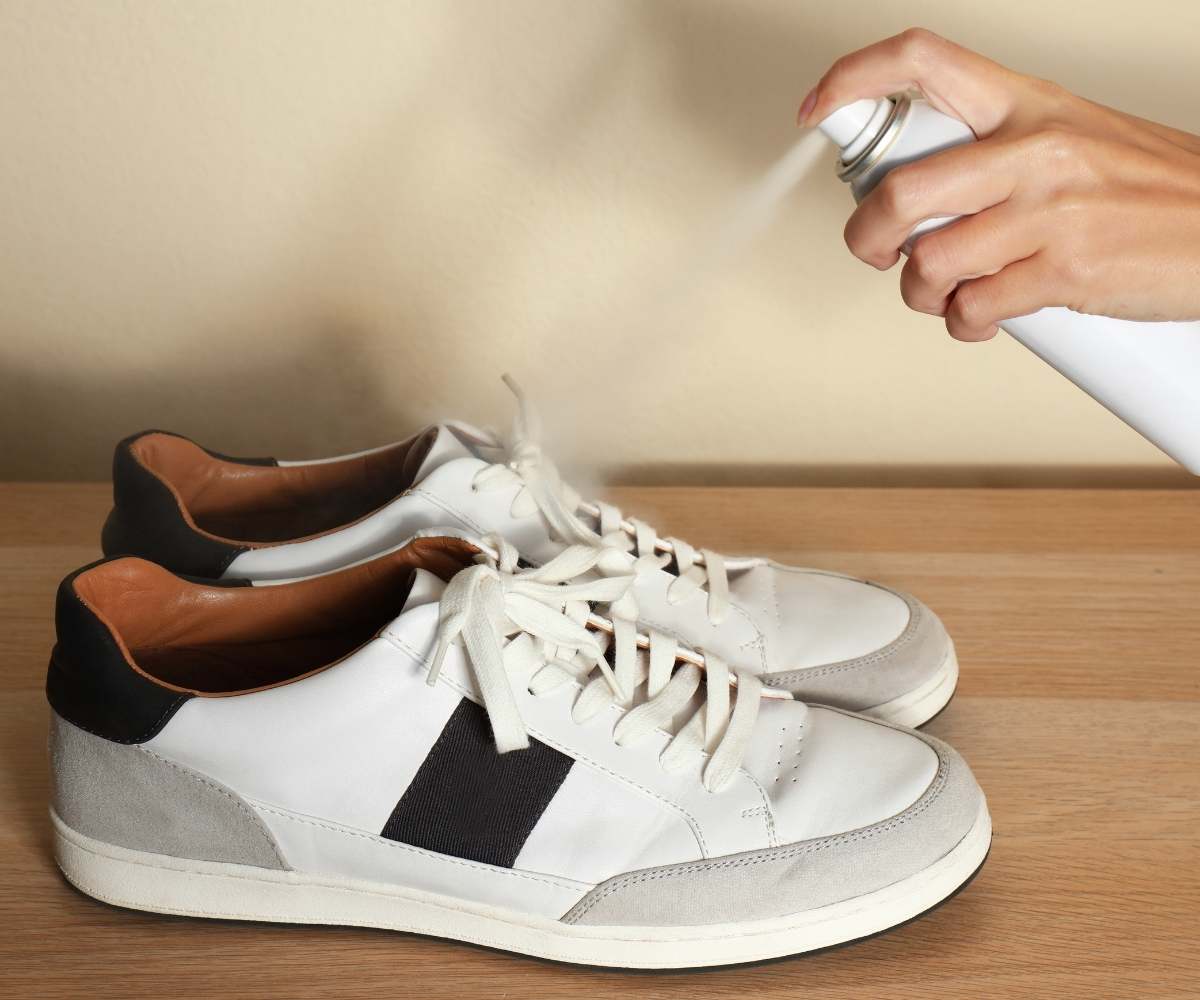 Nanašanje spreja za nego belih superg